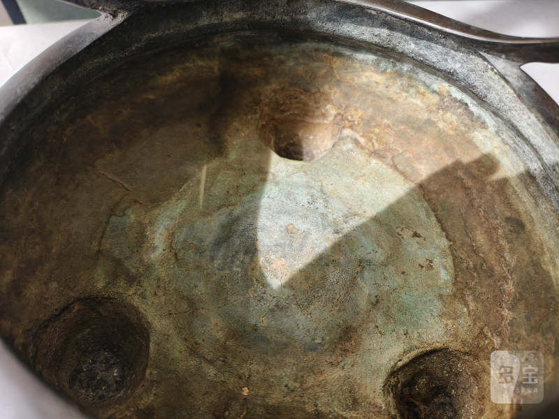 A tripod bronze incense burner with handles on the rim - 图12
